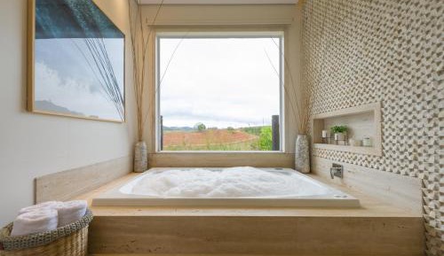 Deluxe Suite with Spa Bath