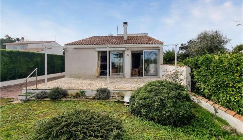 Three-Bedroom Holiday Home 