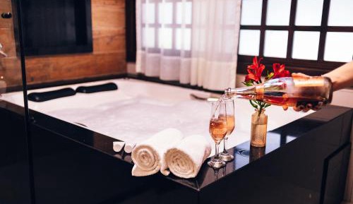 Deluxe Suite with Spa Bath