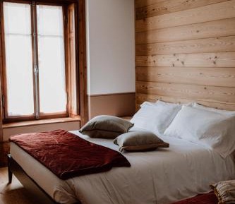 Apartment with Mountain View
