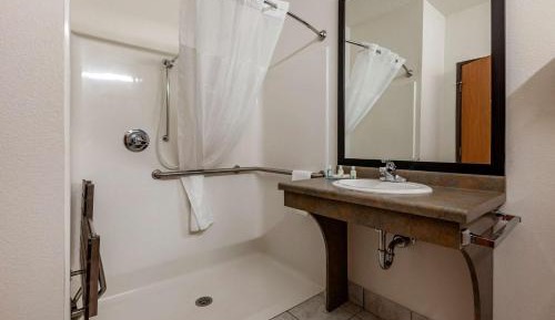 Queen Room with Two Queen Beds and Roll-In Shower - Non-Smoking