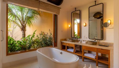1 King Bed Beach Front One-Bedroom Pool Villa
