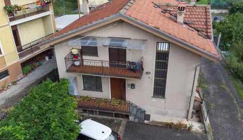 Three-Bedroom Apartment with Mountain View