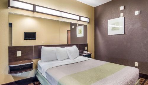 Queen Room - Disability Access - Non-Smoking