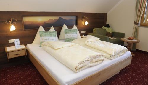 Two-Bedroom Apartment with Balcony and Mountain View 
