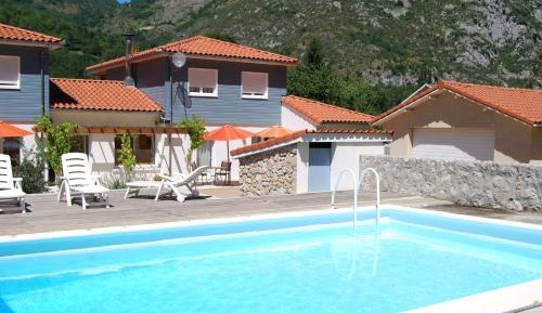 Apartment with Pool View 