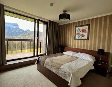 Deluxe Suite with Mountain View