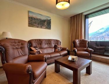 Classic Suite with Mountain View