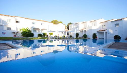 Apartment with Pool View 