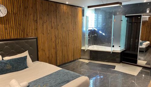 Queen Suite with Spa Bath