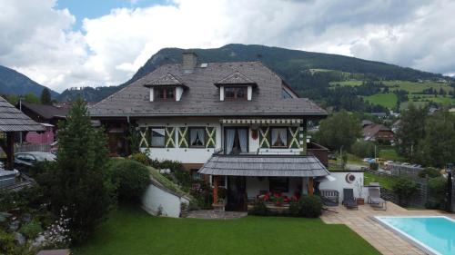 Apartment with Mountain View
