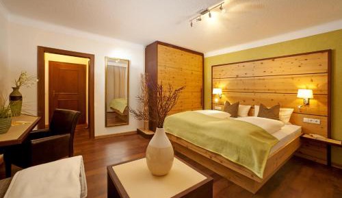 Double Room with Balcony or Terrace and Mountain Views