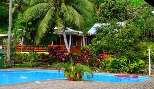 Four-Bedroom Cottage with Pool View