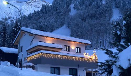 Apartment with Mountain View
