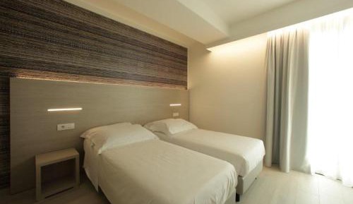 Double or Twin Room with Partial lake view
