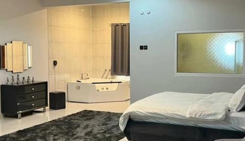 Deluxe Suite with Spa Bath