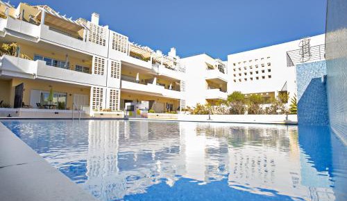 Apartment with Pool View 