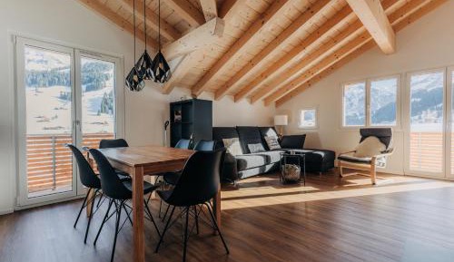 Apartment with Mountain View