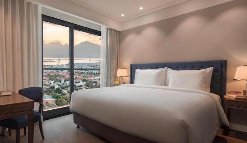 Apartment with Mountain View