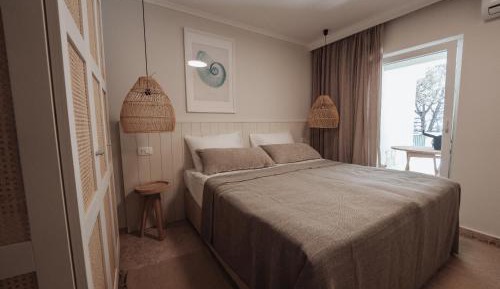One-Bedroom Apartment with Balcony (3 Adults + 1 Child)