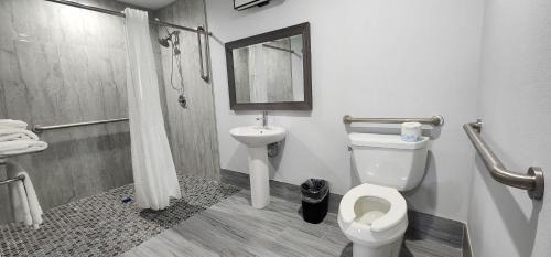 King Room with Roll-in Shower - Disability Access - Non-Smoking