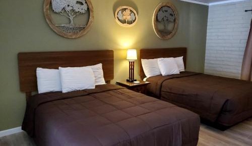 Roosevelt Room No.1 Pond View NO PETS 2 Queen Beds