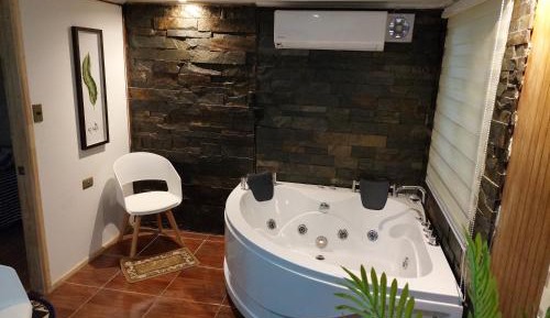 Queen Suite with Spa Bath