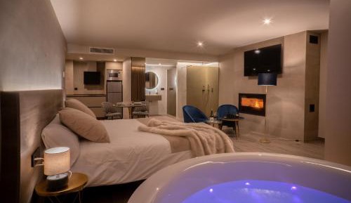 Deluxe Suite with Spa Bath