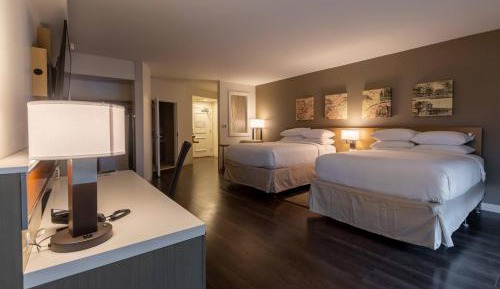 Larger Guest room with 2 Queen, Courtyard view