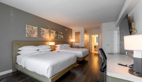 Queen Guest Room with 2 Queen Beds and Courtyard View