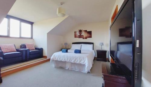 Queen Room with Shared Bathroom