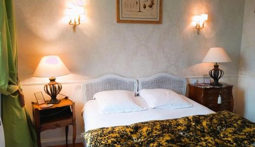 Deluxe Queen Suite