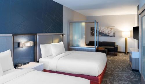 Suite with Queen, Trundle bed
