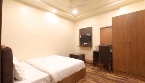 Deluxe Room (2 Adults + 1 Child)