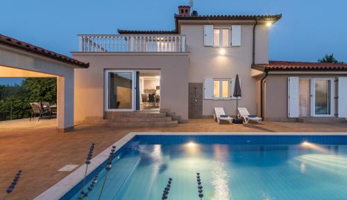 Apartment with Pool View 