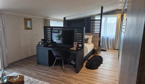 Deluxe King Suite