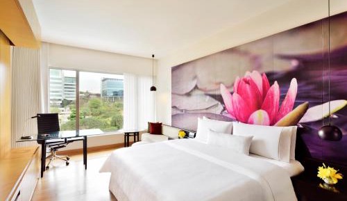 Pool View, 1 King Bed