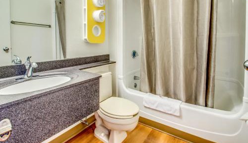 Queen Room - Disability Access - Non-Smoking