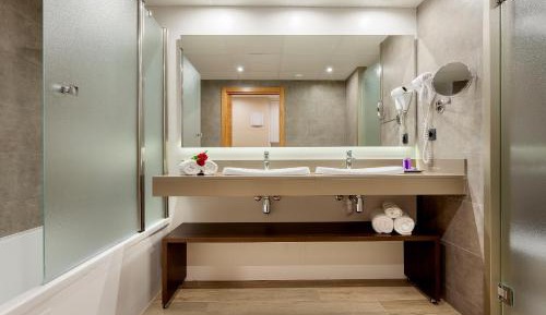 Suite (2 Adults + 1 Child)
