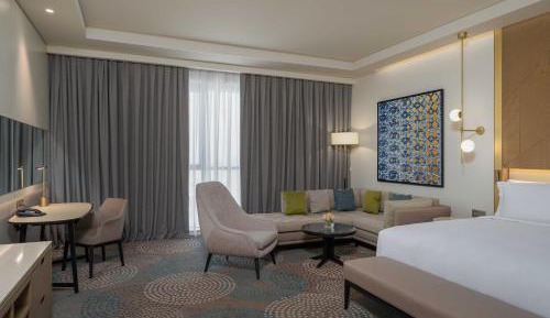 Spacious Room with Lounge Access – King Bed