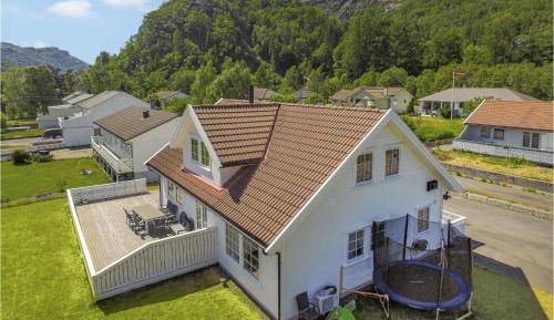 Five-Bedroom Holiday Home