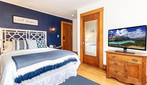 Deluxe Queen Suite
