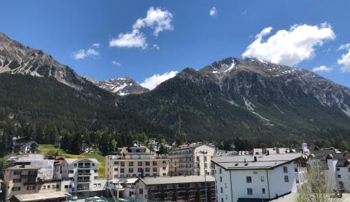 Apartment with Mountain View