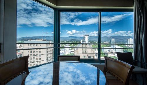 Apartment with Mountain View