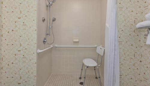 Deluxe King Room - Disability Access Roll in Shower/Non-Smoking