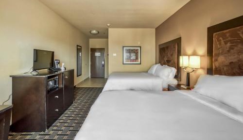Standard Queen Room with Two Queen Beds - Extra Floor Space