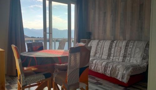Apartment with Mountain View