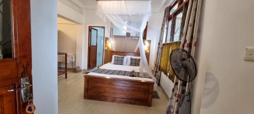 Upstairs double room with shared balcony