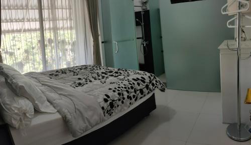 Deluxe Room (2 Adults + 1 Child)