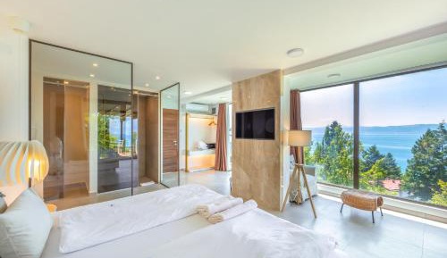 Deluxe Villa with Spa Bath and Lake View